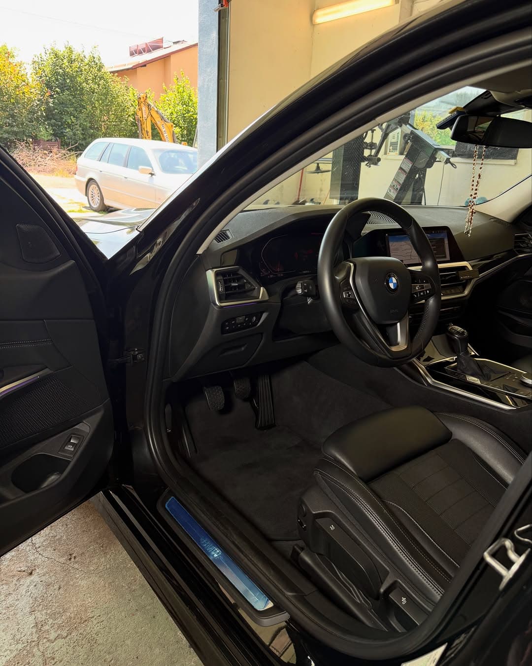 BMW 320d G20 - Řidičský prostor – po detailingu