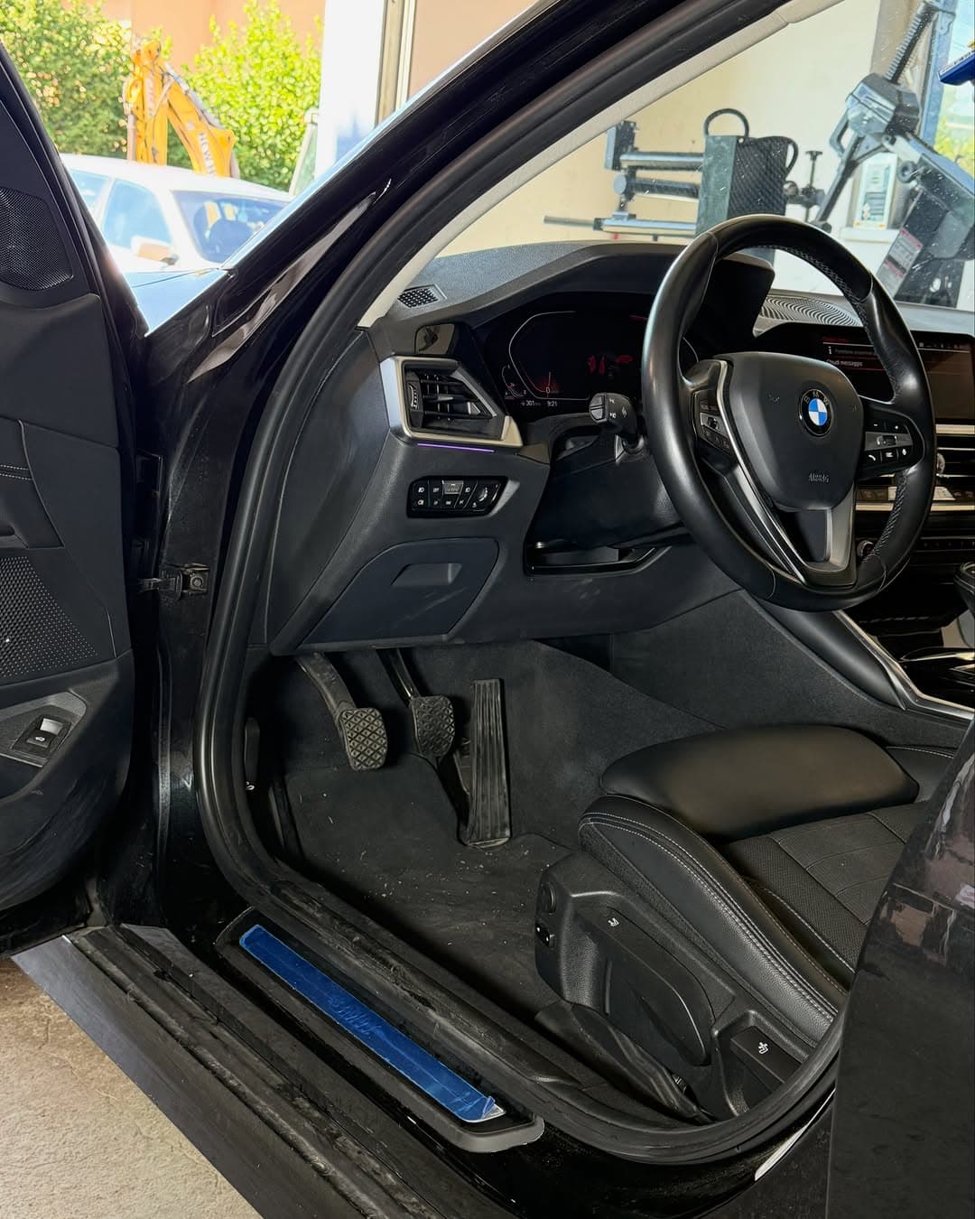 BMW 320d G20 - Řidičský prostor – před detailingem