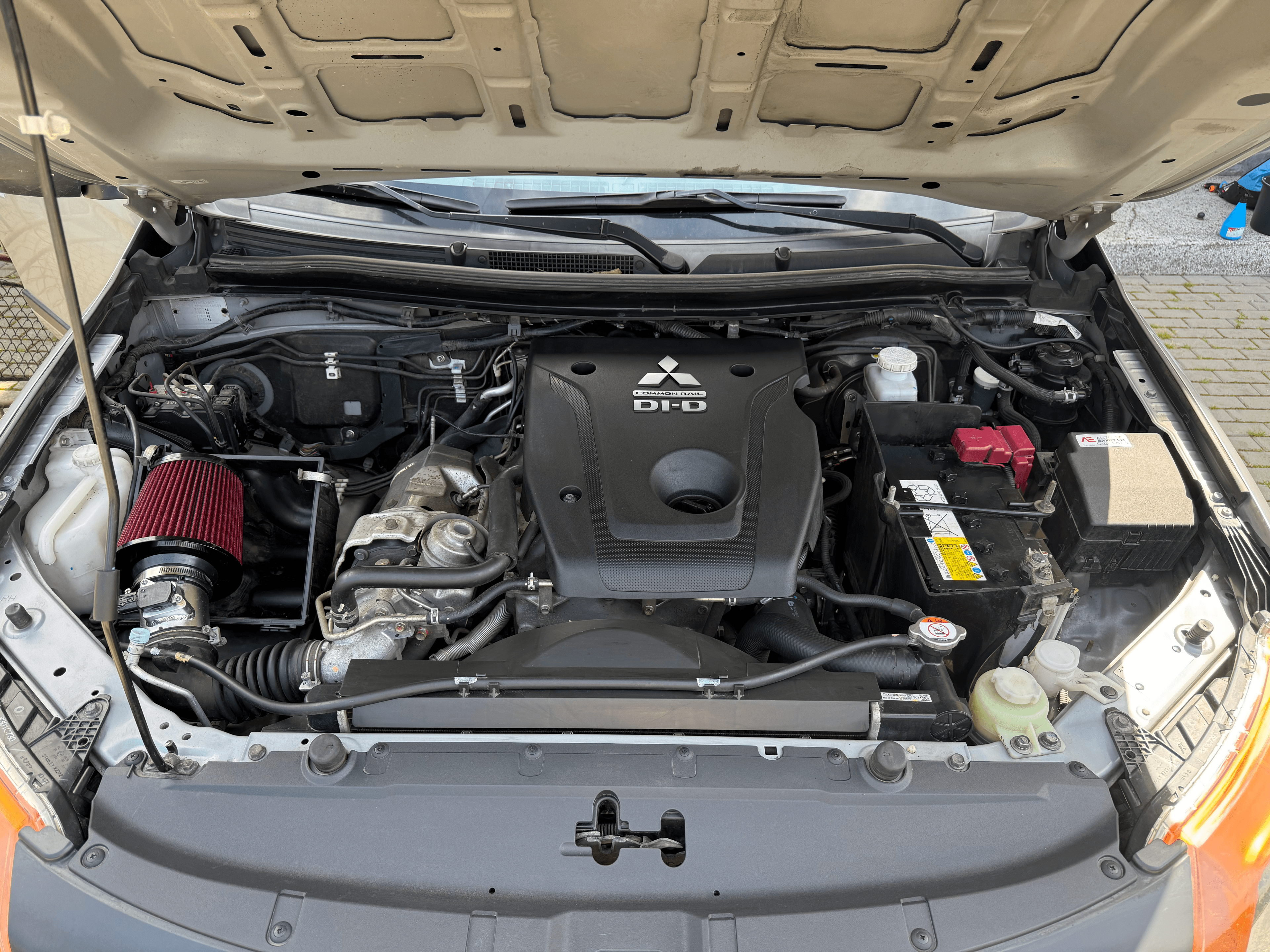 Mitsubishi L200 - Motorový prostor – po detailingu