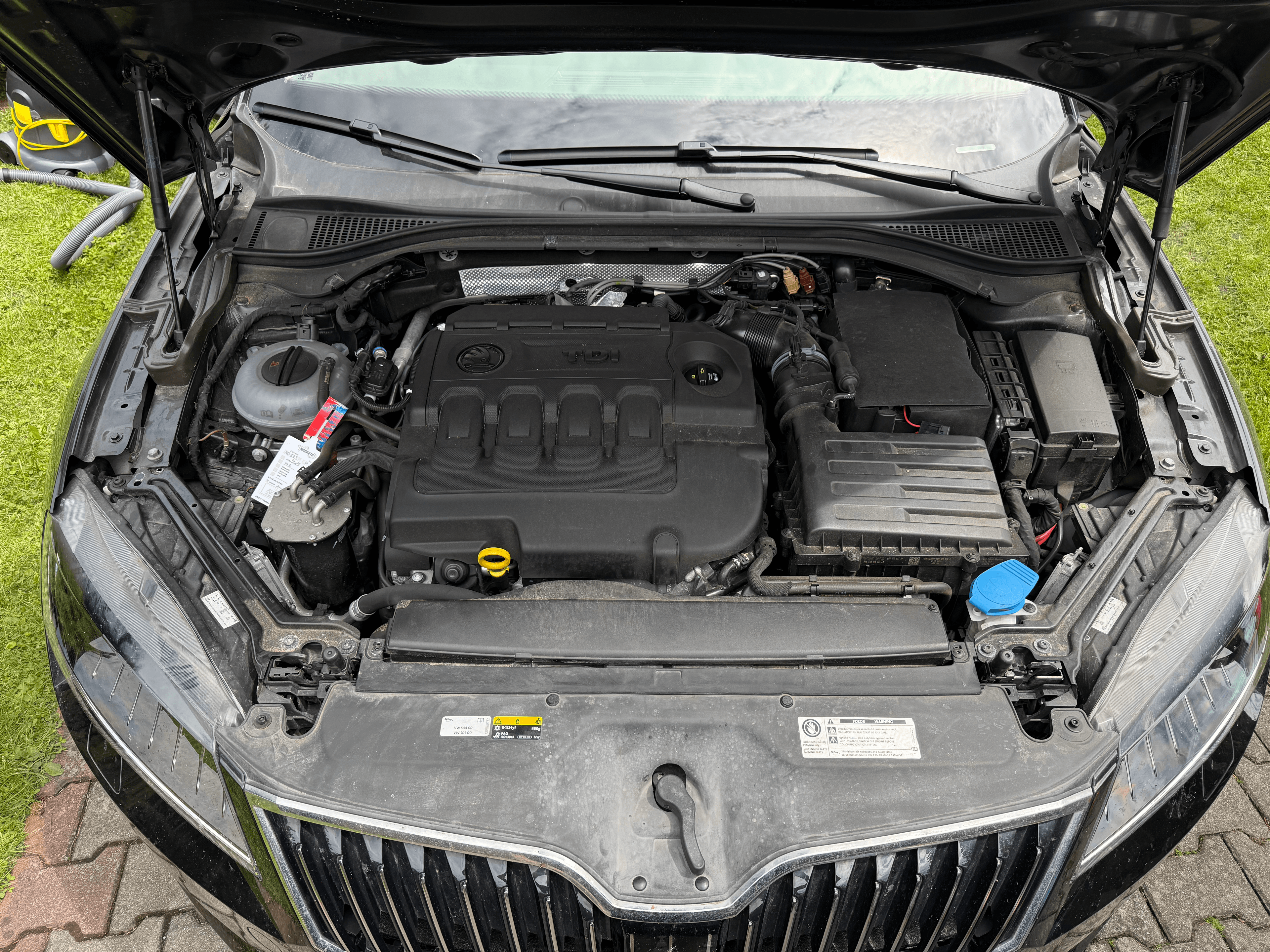 Škoda Superb - Motorový prostor – před detailingem