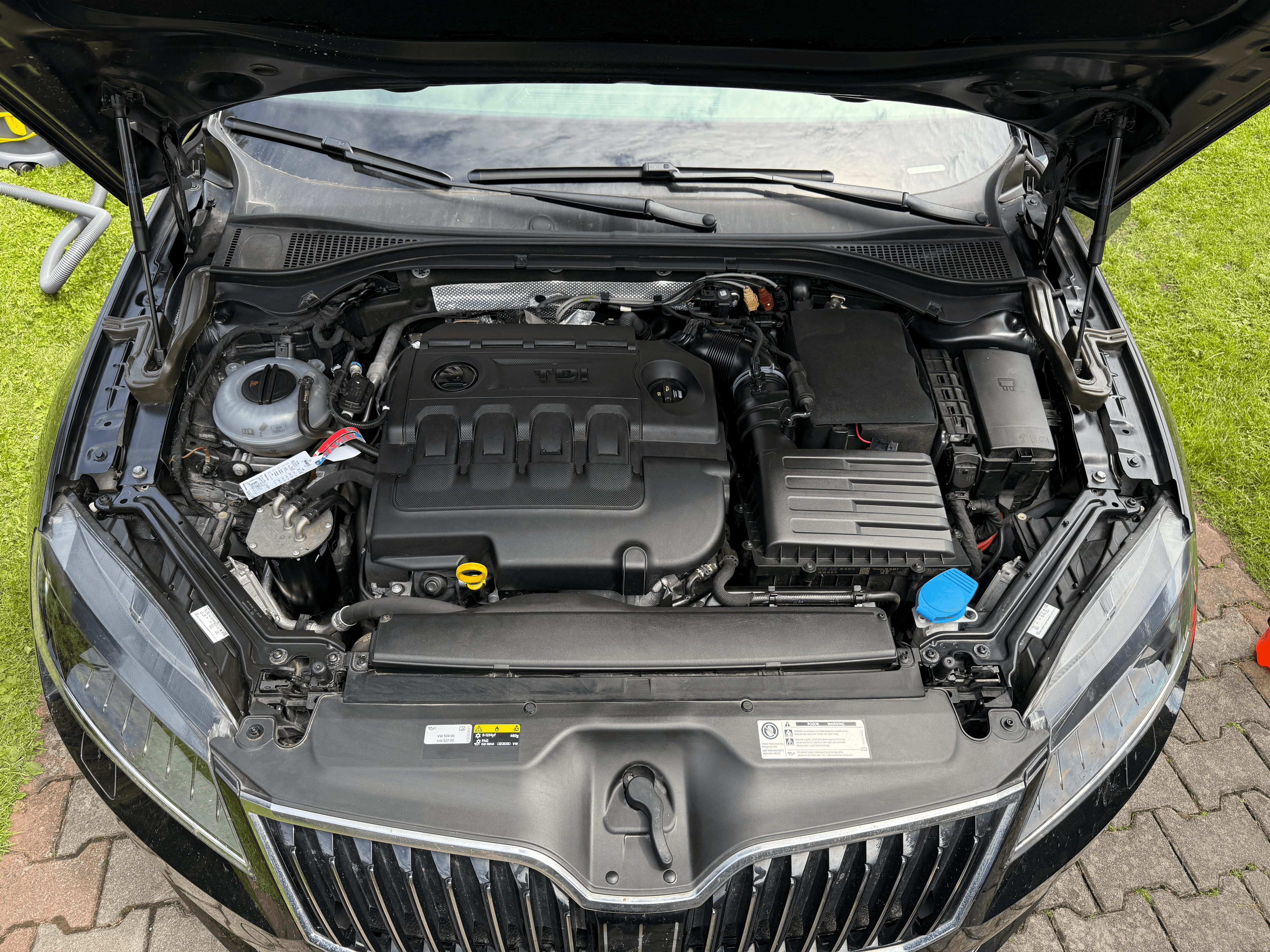 Škoda Superb - Motorový prostor – po detailingu